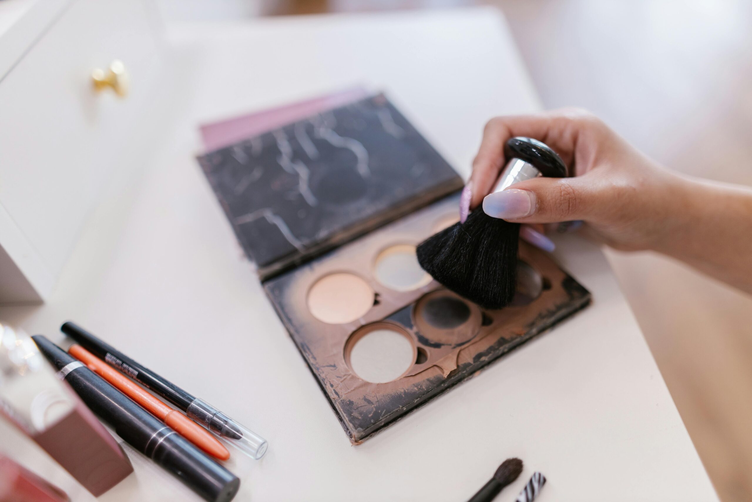 Comparison table featuring recommended smudge-proof makeup products for brides