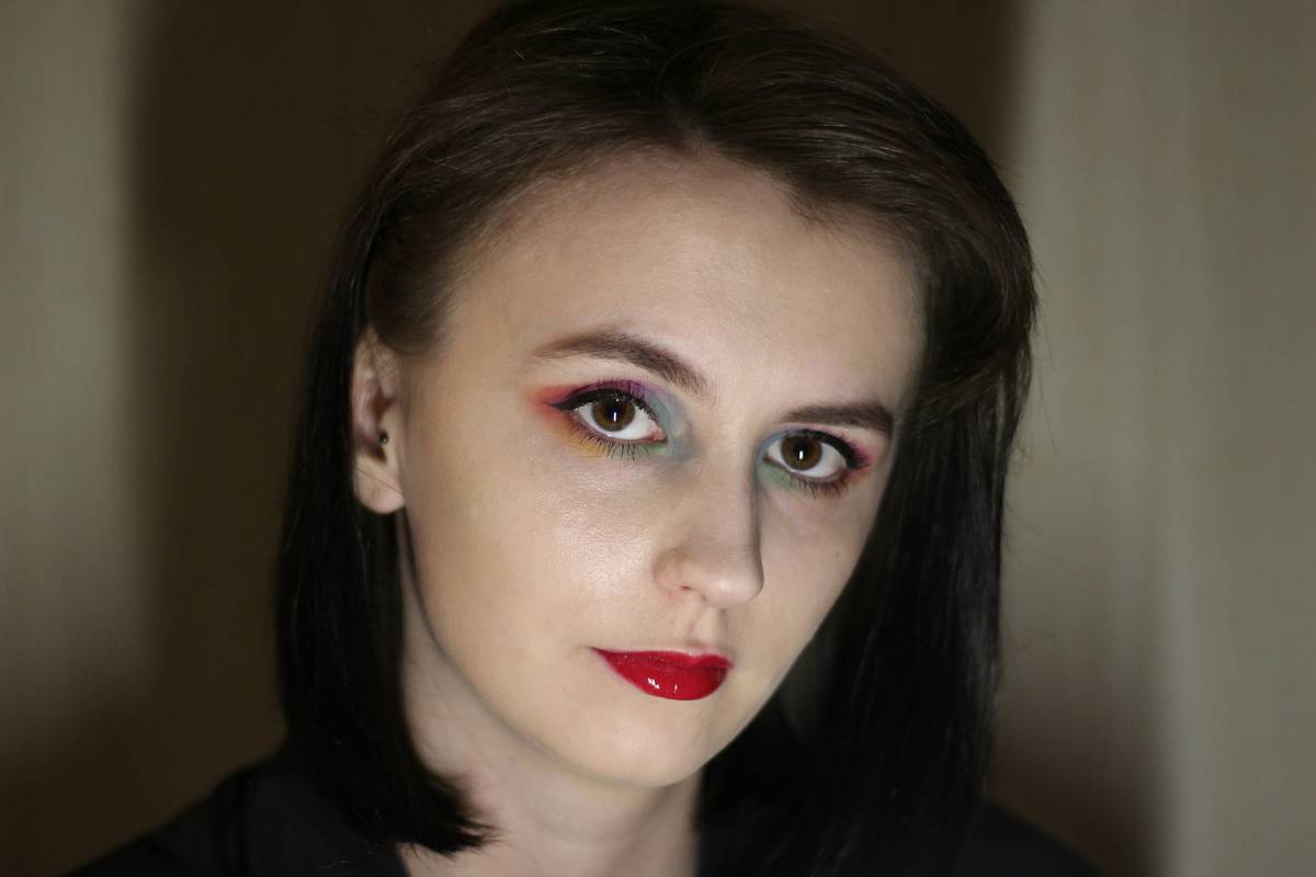 A bride posing confidently after applying her black tie makeup