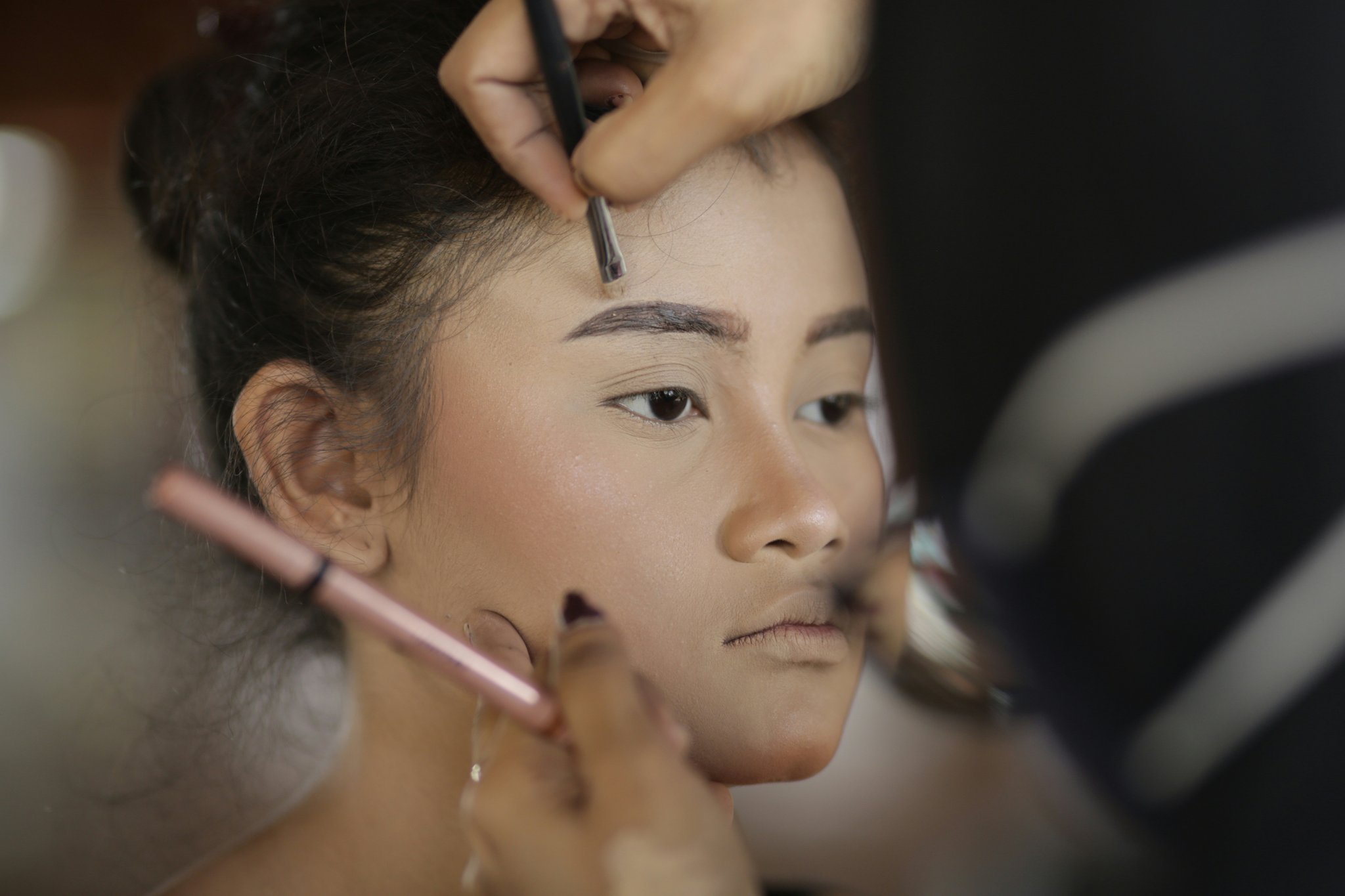 Graphic illustrating step-by-step process for creating bridal makeup.