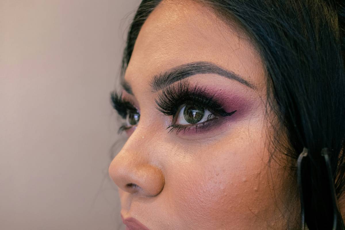 Comparison chart illustrating cat-eye versus double-wing bridal eyeliner styles.