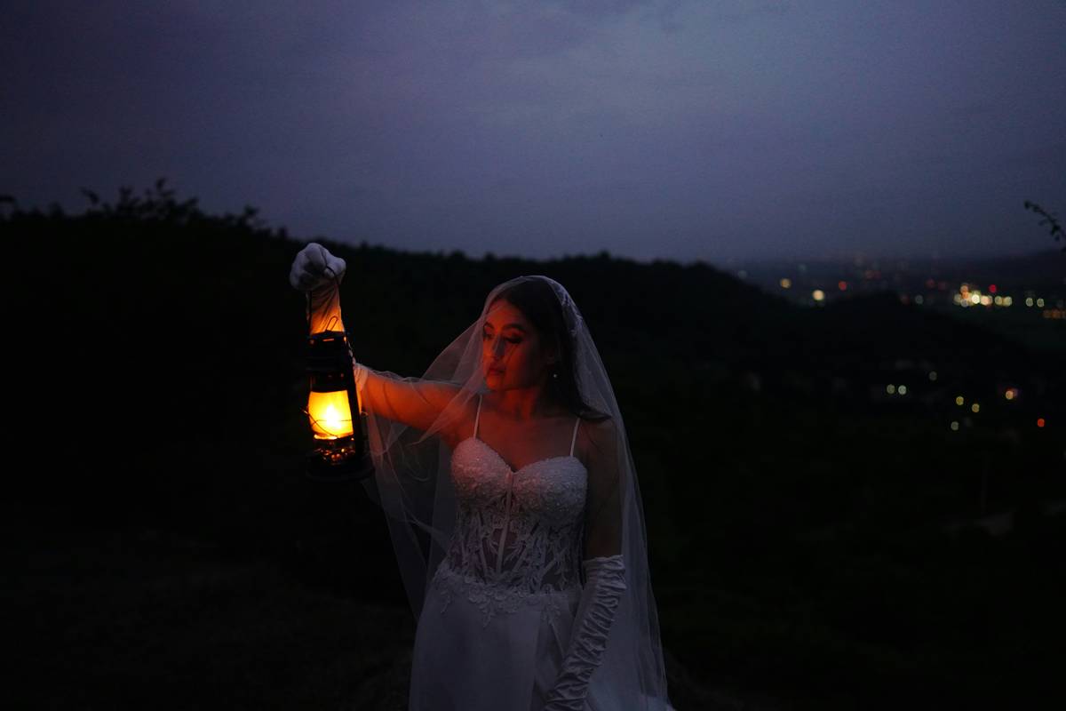Destination bride looking flawless despite hot surroundings