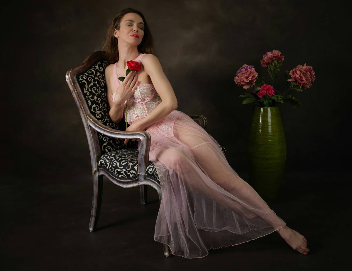 A close-up photo showing a softly glowing makeup finish with neutral tones and defined eyebrows.