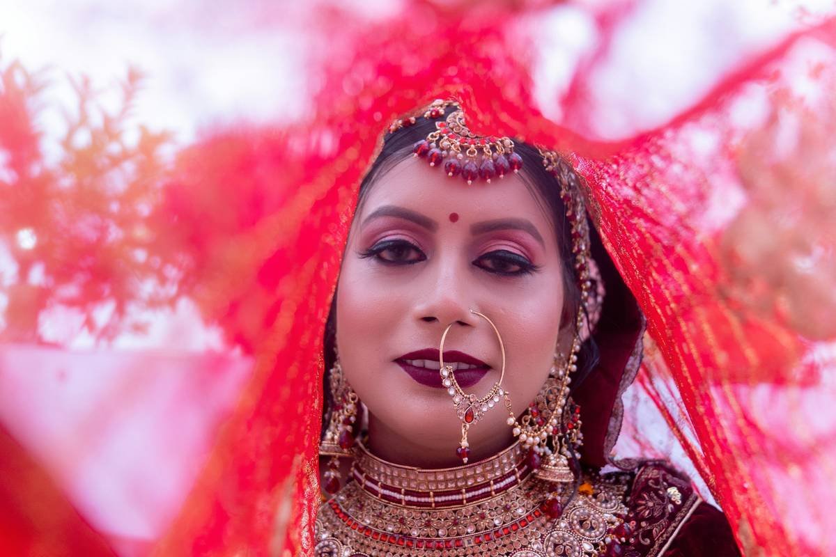 Before and after photos of Sarah's makeup, showing significant reduction in redness and a more even skin tone