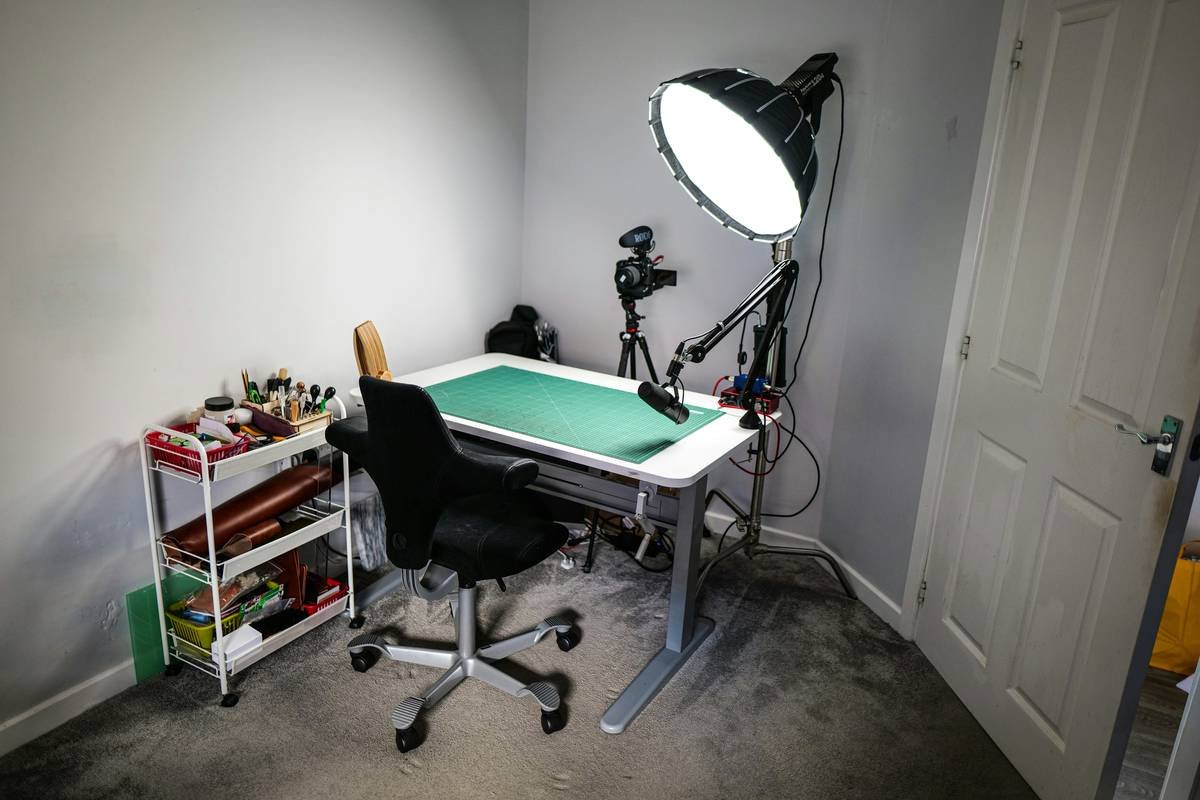 Bar chart showing 140% YoY growth in 'wedding makeup YouTube' searches from 2023 to 2024