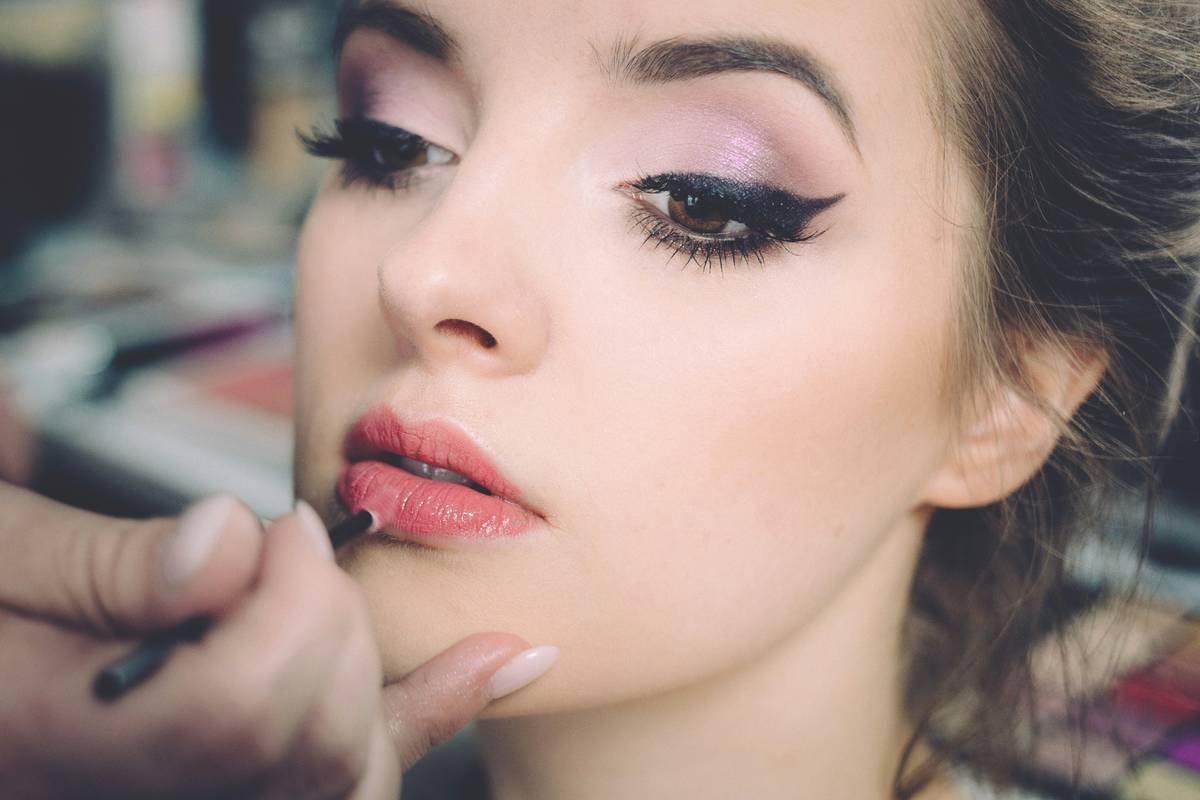 Infographic showing common bridal makeup failure points: T-zone shine (68%), eyeliner smudging (52%), lipstick fade (47%), blush disappearance (39%) based on 2023 survey data