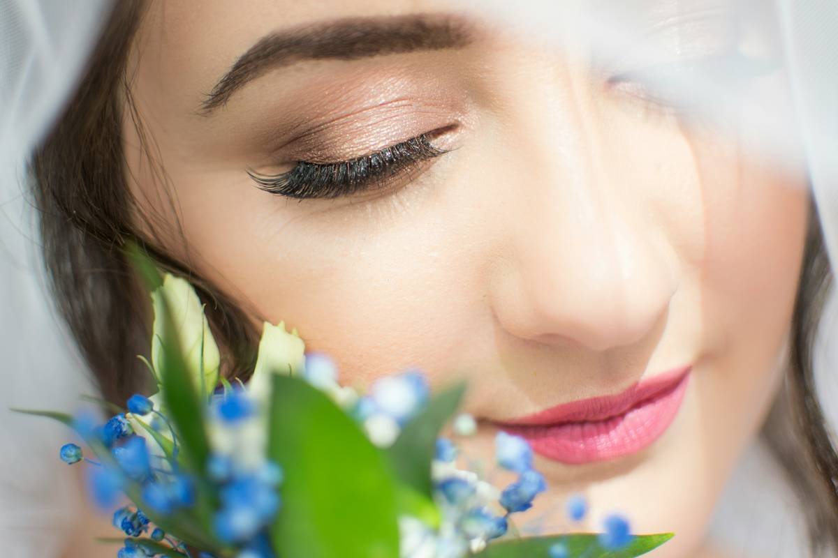 Infographic showing common rosacea triggers in makeup: alcohol, fragrance, essential oils, harsh exfoliants, and heavy silicones