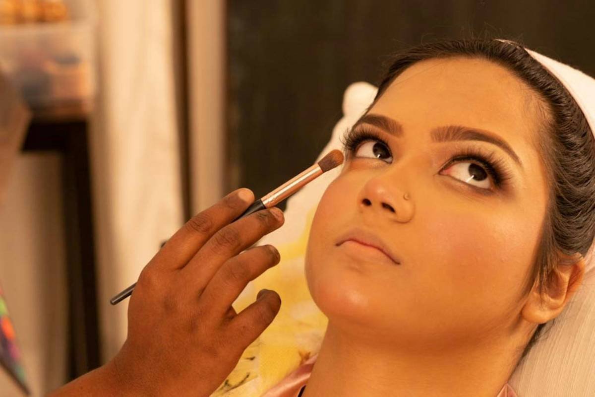 Infographic showing types of scars (red, purple, white, textured) paired with corrector colors: green for red, peach for purple, etc.