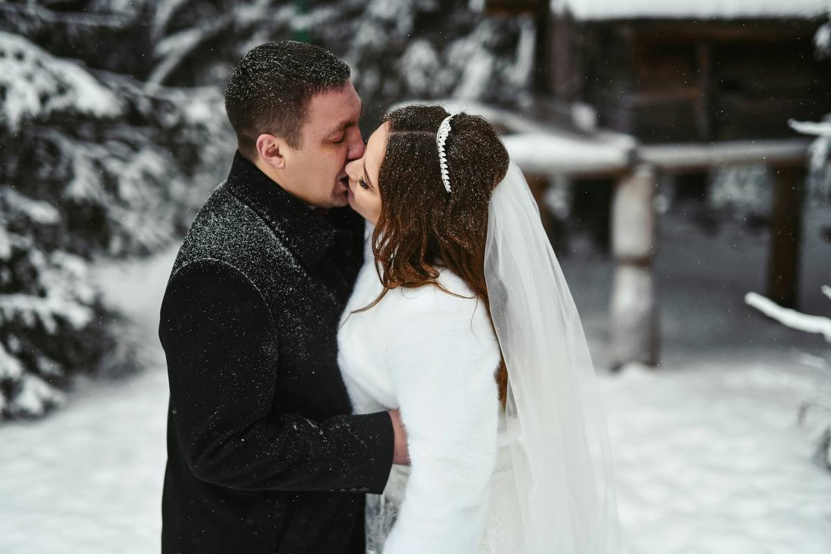 Bridal Makeup for Winter Wedding: Glow Through Frost Without Flaking