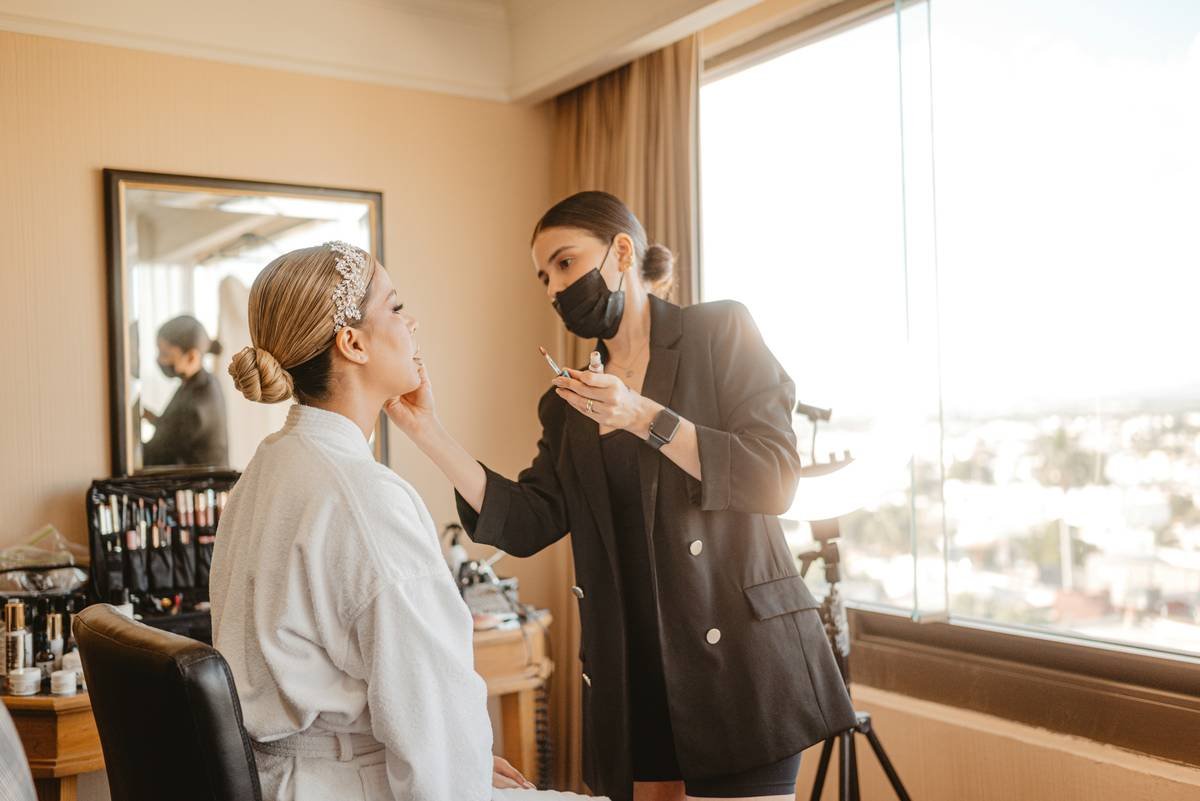 How to Master Bridal Glam Makeup That Lasts All Night (Without Melting Into Your Bouquet)