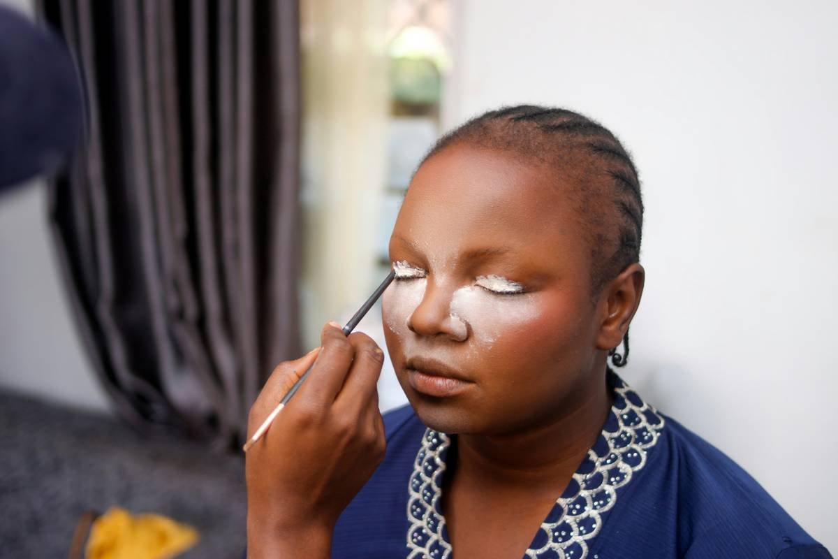 Infographic showing common bridal makeup mistakes on dark skin: ashy contour, orange foundation, flashback powder, and washed-out lips