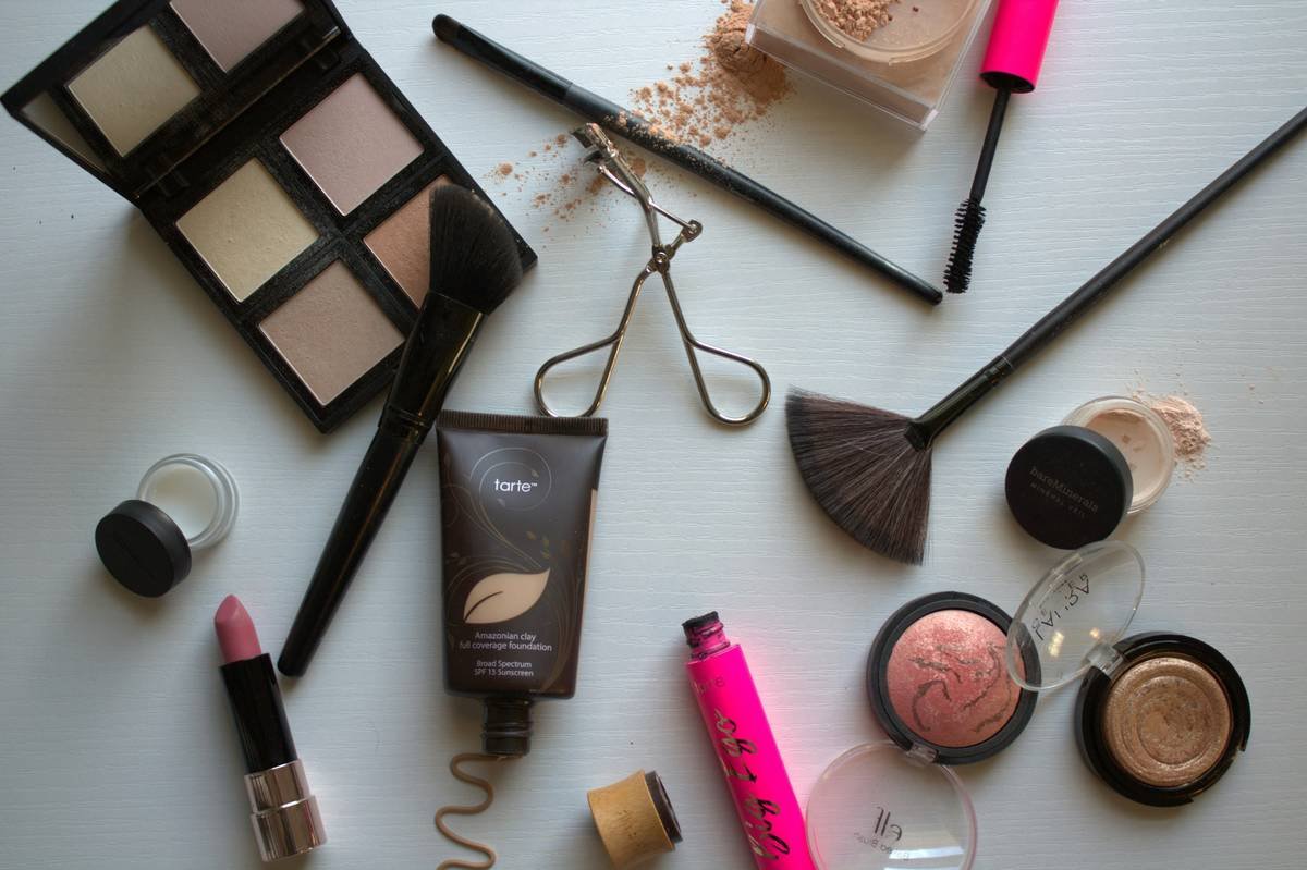 Infographic showing key differences between everyday makeup and bridal makeup: longevity, coverage, finish, and product types.