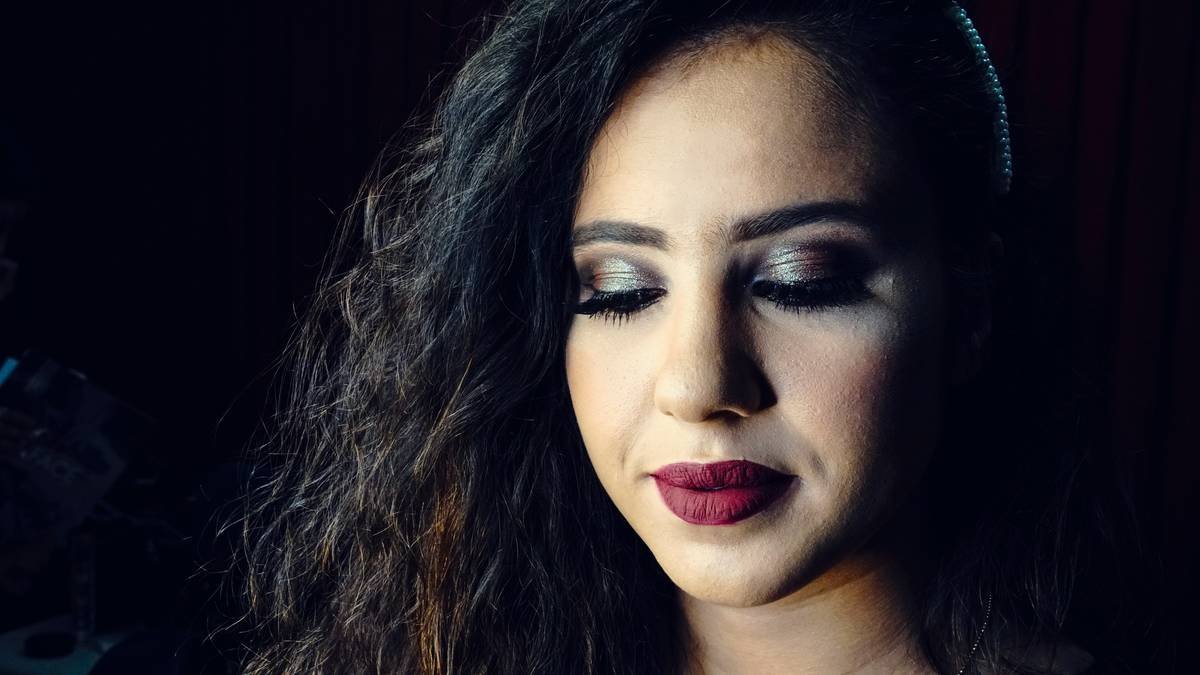 Chart showing 68% of people report birthday makeup fails within 3 hours vs. 12% for bridal makeup