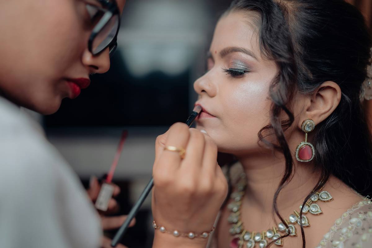Infographic showing 4 key stressors of bridal makeup: time, environment, photography, and emotions with icons and stats