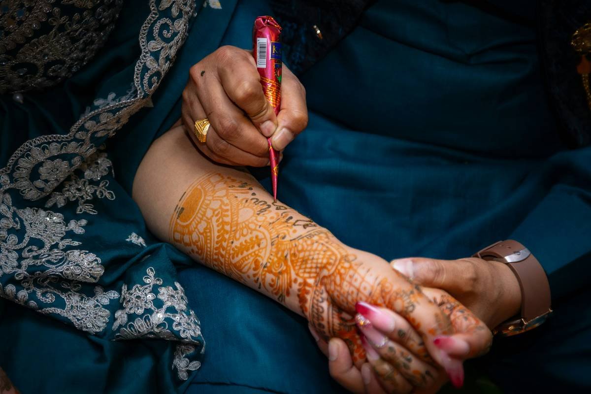 Map showing regional variations in Indian bridal makeup styles: Bengali (red bindi, minimal eye), Punjabi (bold kajal, shimmer), South Indian (jasmine flowers, soft liner), Rajasthani (vibrant colors, heavy blush)