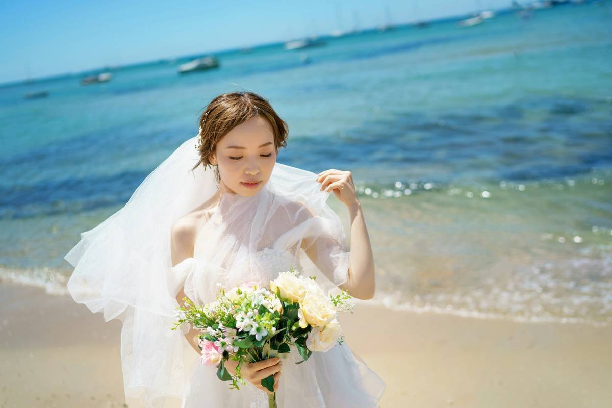 Side-by-side photo: left shows melted foundation and smudged eyeliner on beach bride; right shows intact, matte-finish bridal makeup after 5 hours in sun and humidity