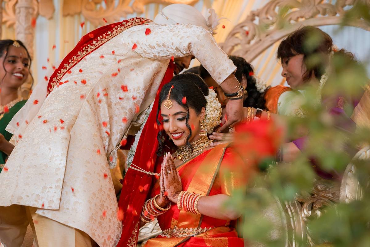 Infographic showing how temperature and humidity affect Pakistani walima makeup longevity, with icons for sweat, flash photography, and fabric friction